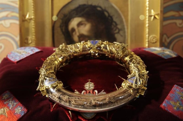 ‘Crown Of Thorns’ Shown At Notre Dame Cathedral In Paris | For God's ...